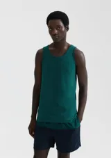 Musculosa azul oscuro de corte ajustado.