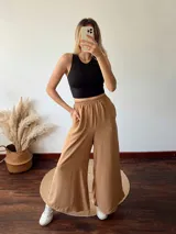 Pantalón palazzo beige, con cintura elástica y bolsillos laterales.