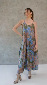 Vestido largo con estampado floral, de tirantes finos y corte suelto.