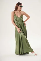Vestido largo color verde oliva de satén con breteles finos.