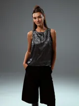 Musculosa beige de corte recto y cuello redondo.