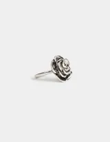 Anillo plateado con forma de rosa.