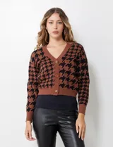Cárdigan tejido marrón con estampado pata de gallo en negro, escote en V y cierre frontal con botones.