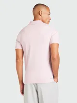 Remera polo de piqué de algodón color rosa claro, corte slim fit y cuello clásico con tapeta de dos botones.