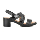 Sandalias negras de cuero sintético con tiras cruzadas, una de charol y otra con textura de piel de cocodrilo. Tienen pulsera con hebilla y tacón cuadrado.