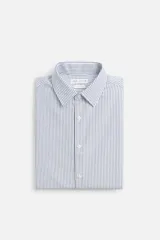 Camisa de hombre regular fit confeccionada en tejido de algodón a rayas verticales azules y blancas. Tiene cuello italiano, manga larga con puños abotonados y cierre frontal con botones.