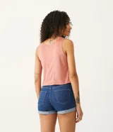 Musculosa negra de gamuza sintética con corte recto y cuello redondo.