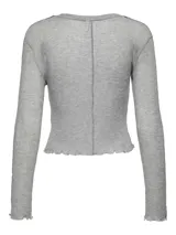 Remera gris de punto canalé con cuello redondo y mangas largas.