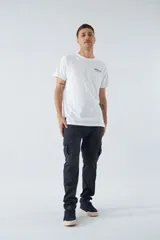 Pantalón cargo azul marino de corte slim, con cierre de botón y cremallera, trabillas para cinturón y bolsillos cargo con botón.