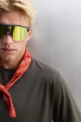 Camiseta deportiva color beige confeccionada en tejido con estructura, ligero y elástico en todas direcciones. Tiene cuello redondo, manga corta, costuras planas y logo estampado en el bajo.