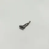Dije en forma de patín de cuatro ruedas, fabricado en plata 925.