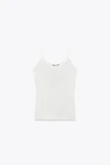 Camiseta blanca ajustada de tirantes finos y escote redondo.