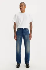 Pantalón de jean de tiro medio, corte recto y color azul con desgaste en muslos.