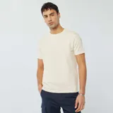 Camiseta color blanco hueso de tejido seersucker con cuello redondo y mangas cortas.
