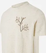 Remera color crema de corte regular, confeccionada en algodón, poliéster y lino. Posee cuello redondo, manga corta y bordado floral en el pecho.