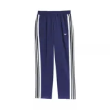 Pantalón deportivo azul con tres rayas blancas verticales a los costados y logo de Adidas bordado en blanco.