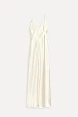 Vestido midi color blanco hueso de satén con escote en V y tirantes finos regulables.