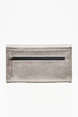 Billetera de cuero color bordó con textura croco y cierre con broche metálico.