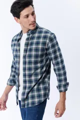 Camisa de franela a cuadros en tonos azul marino, verde y blanco.