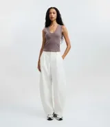 Blusa básica sin mangas color blanco, confeccionada en algodón con elastano, con escote en V y textura acanalada.