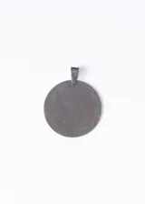 Dije de acero quirúrgico plateado, con forma circular y superficie lisa.
