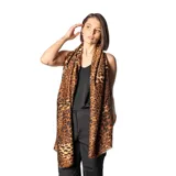 Pashmina rectangular de tejido ligero con estampado de leopardo en tonos marrón y negro.