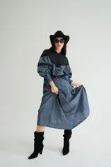 Blusa de mangas globo confeccionada en denim celeste con canesú de encaje negro y detalles de puntilla negra.