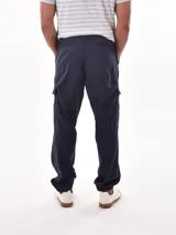 Pantalón jogger color verde oliva con bolsillos cargo, cintura elástica con cordón ajustable y puños elásticos.