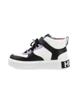 Zapatillas de media caña blancas con detalles en negro y lila. Cierre con cordones negros y tira de velcro blanca con la palabra "Friends".