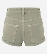 Short color verde oliva confeccionado en sarga, de corte slim, con trabillas en la cintura, cierre tradicional, bolsillos, recortes en los bolsillos delanteros y bajo plegado. Incluye colgante de helado en la trabilla.