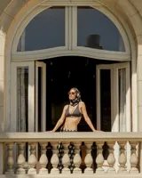 Top de bikini negro con corte triangular y tirantes finos.