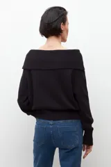 Sweater negro de tejido de punto con escote bardot y mangas largas.
