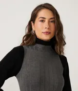 Vestido midi negro de punto acanalado, sin mangas y con cuello alto.