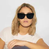 Lentes de sol negros estilo cateye con protección UV 400. Lentes polarizados japoneses con tratamiento antirayaduras y film superhidrofóbico. Marco de policarbonato francés.