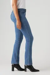 Jeans Levi's 314 Shaping Straight de tiro medio, corte recto, ajustado en cadera y muslos, con tecnología Tummy-Slimming y Levi's Sculpt Hypersoft.