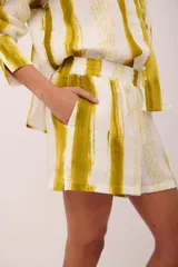 Short de lino italiano con estampado de peras, con bolsillos laterales y cintura elástica.