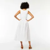 Vestido midi blanco con breteles anchos y falda amplia.