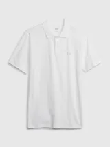 Chomba blanca de piqué, con cuello clásico, tapeta de dos botones y logo de Gap bordado en el pecho. Corte recto y mangas cortas.