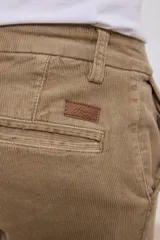 Pantalón de pana color beige, de corte recto y tiro medio.
