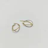 Aros tipo argolla dobles, uno dorado y otro plateado, de oro 18k.