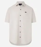 Camisa de hombre de corte relajado, color crudo, con cuello inglés, mangas cortas, abotonado delantero, bolsillo en el pecho y etiqueta de la marca.