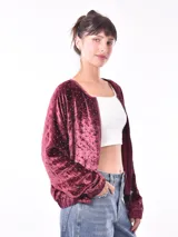 Campera negra de terciopelo con cierre frontal y apliques de lentejuelas plateadas.