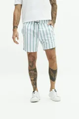 Short de baño con estampado a rayas verticales en tonos celeste y blanco, con cintura elástica ajustable con cordón, dos bolsillos laterales y uno trasero.