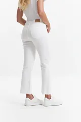 Jean de corte recto, tiro medio, color azul oscuro.