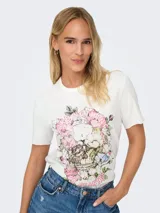Remera blanca de algodón con cuello redondo y mangas cortas. Estampado frontal de calavera con flores y la frase "Take nothing for granted".
