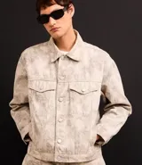 Campera masculina de sarga con estampa abstracta, corte boxy, cuello inglés, manga larga con puños abotonados, cierre frontal abotonado y bolsillos delanteros.