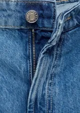 Short de jean azul de corte ancho y largo a la rodilla.