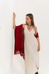 Ruana tejida de hilo color rojo con lurex y terminación de flecos.