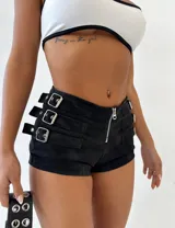 Short negro de tiro alto con cierre frontal y detalle de tres correas con hebillas plateadas en el lateral.