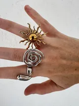 Anillo plateado regulable con forma de bucle.